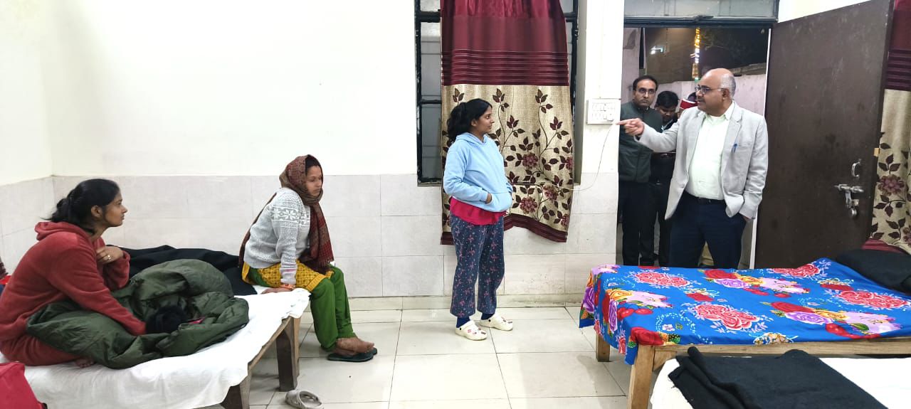 रैन बसेरे का निरीक्षण करते जिलाधिकारी जितेंद्र प्रताप सिंह
