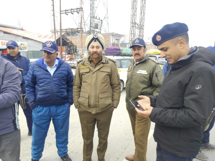 कश्मीर में सड़क पर 202 मौतें हुईं, 3 लाख से अधिक चालान जारी किए गए, 2025 में 11.24 करोड़ का राजस्व उत्पन्न हुआ, एसएसपी रविंदर पॉल