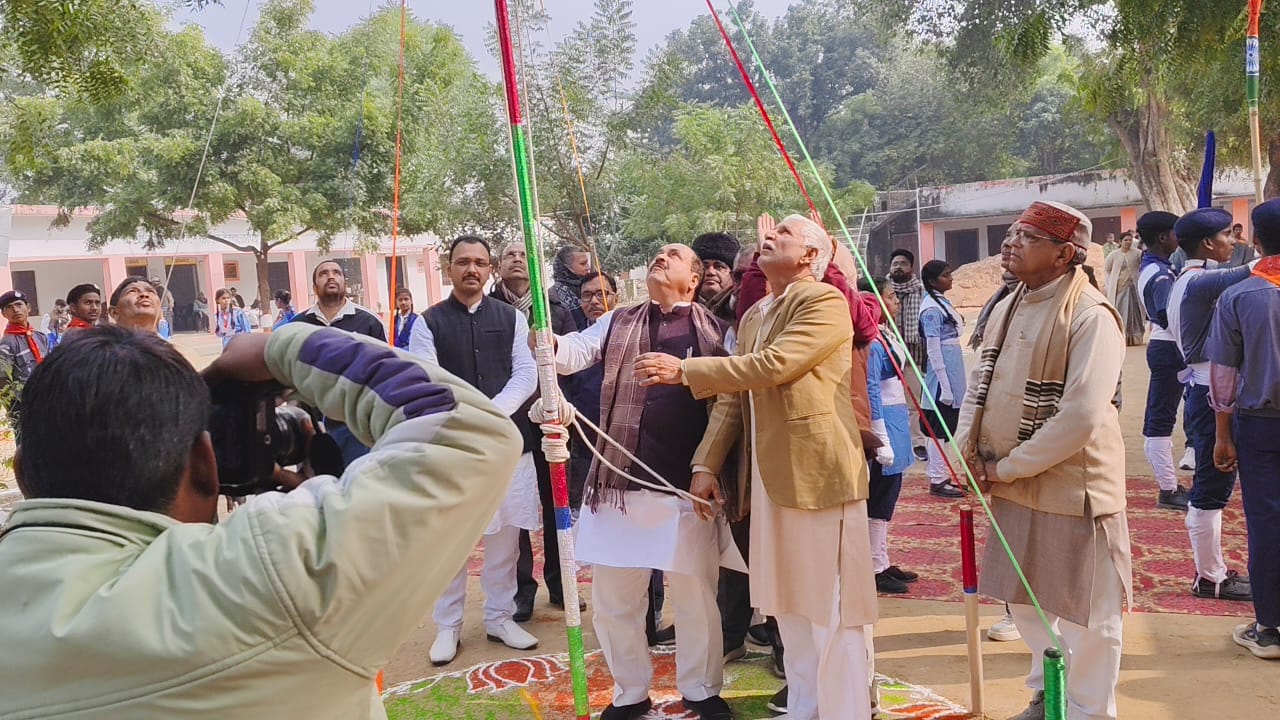 झंडा रोहण करते हुए मुख्य अतिथि झंडा रोहण करते हुए मुख्य अतिथि