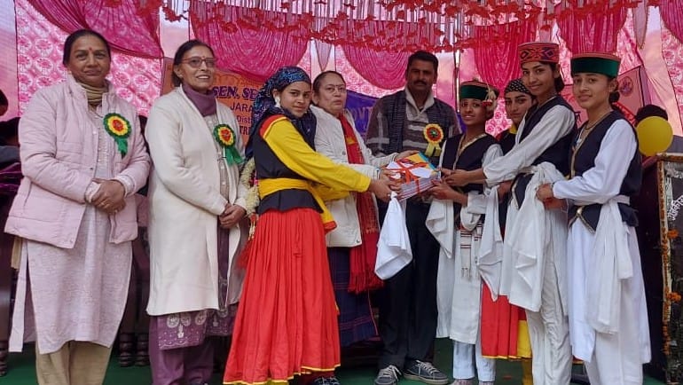 वार्षिक पारितोषिक वितरण समारोह के दौरान बच्चों को पुरस्कृत करते हुए सीडीपीओ। वार्षिक पारितोषिक वितरण समारोह के दौरान बच्चों को पुरस्कृत करते हुए सीडीपीओ।