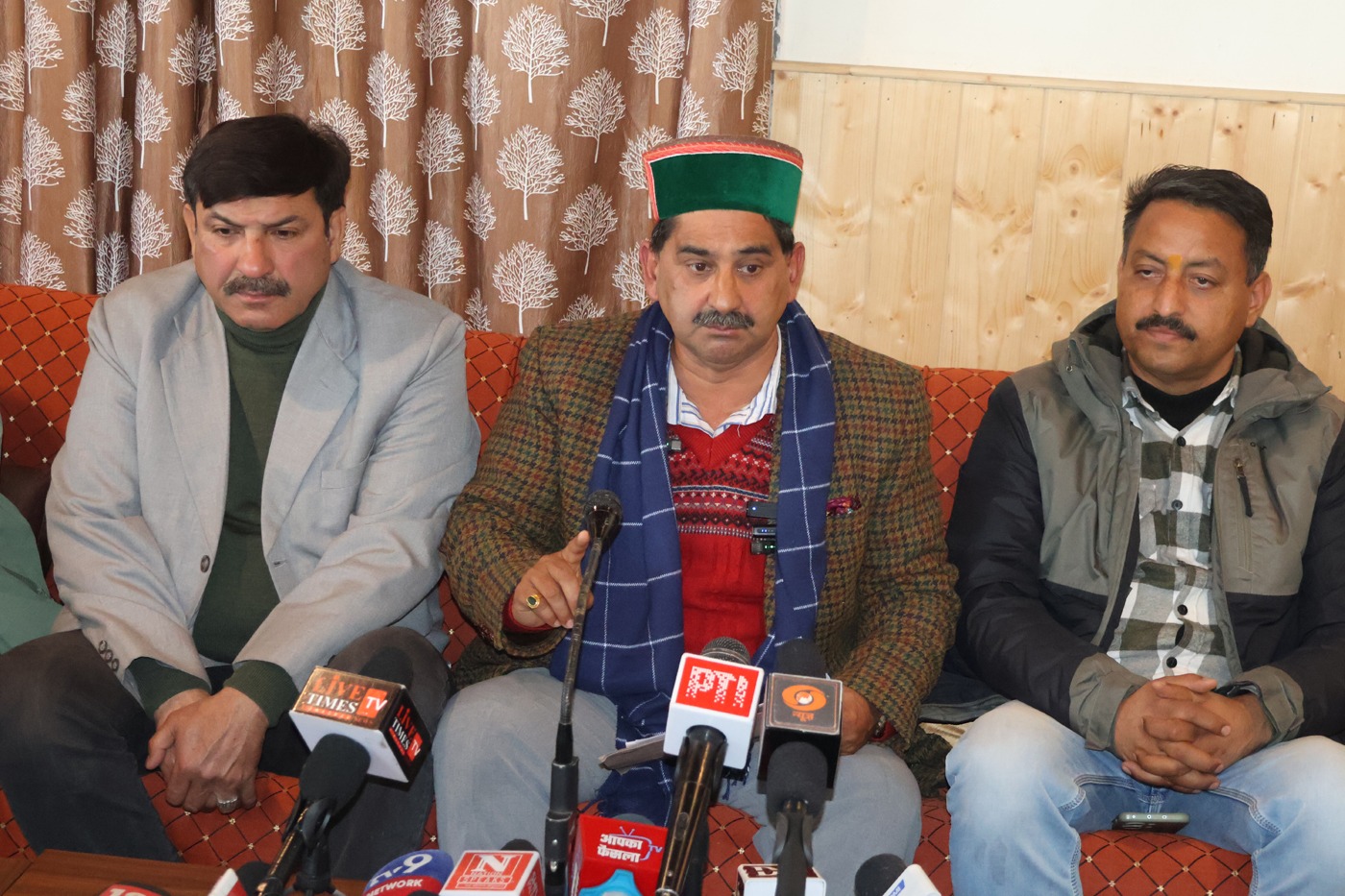 उपमुख्य सचेतक केवल पठानिया पत्रकार वार्ता को संबोधित करते हुए। उपमुख्य सचेतक केवल पठानिया पत्रकार वार्ता को संबोधित करते हुए।