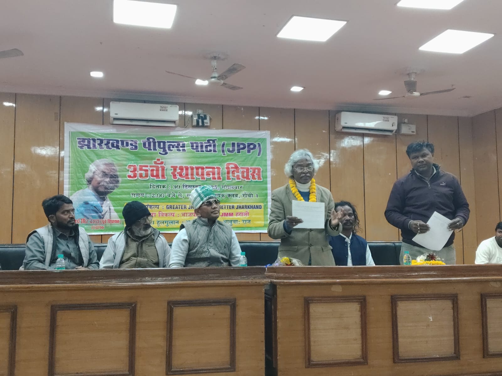 कार्यक्रम में बोलते सुर्यसिंह बेसरा सहित अन्य लोगों की तस्वीर कार्यक्रम में बोलते सुर्यसिंह बेसरा सहित अन्य लोगों की तस्वीर