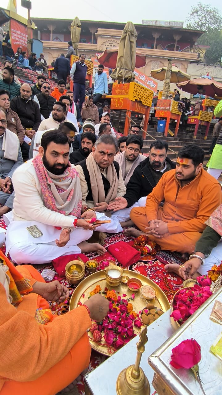 गंगा पूजन करते हुए