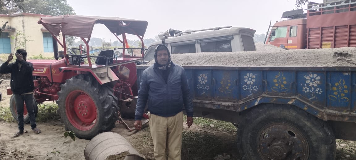 अररिया फोटो:थाना में जब्त ट्रैक्टर अररिया फोटो:थाना में जब्त ट्रैक्टर
