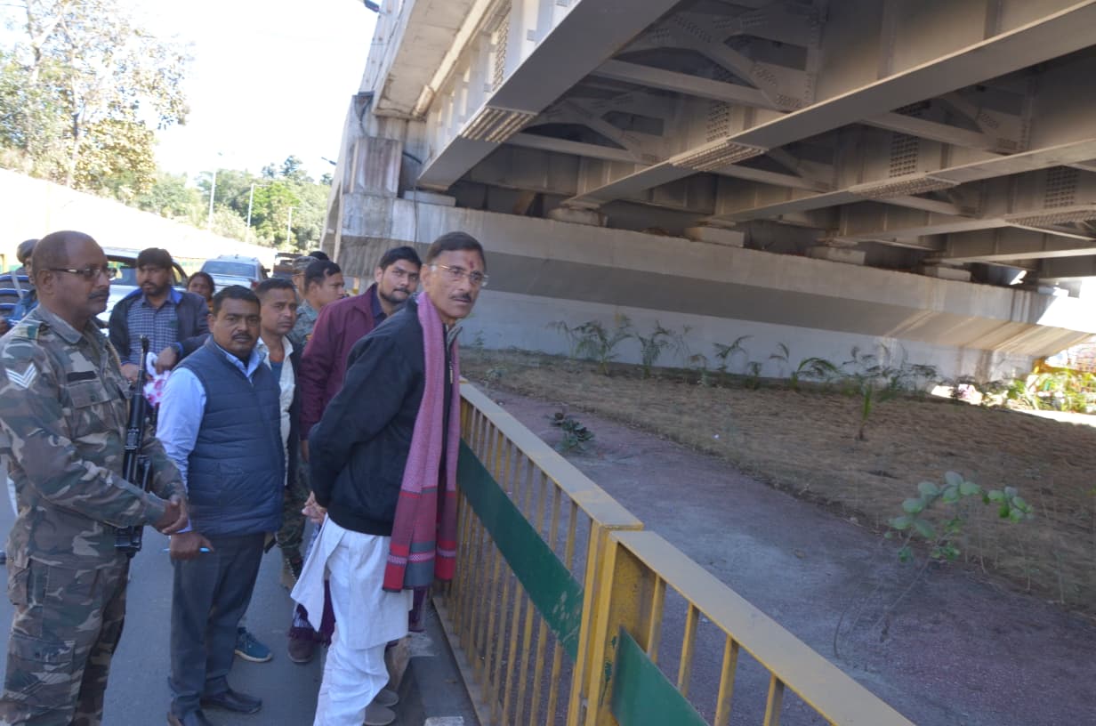 निरीक्षण करते संजय सेठ