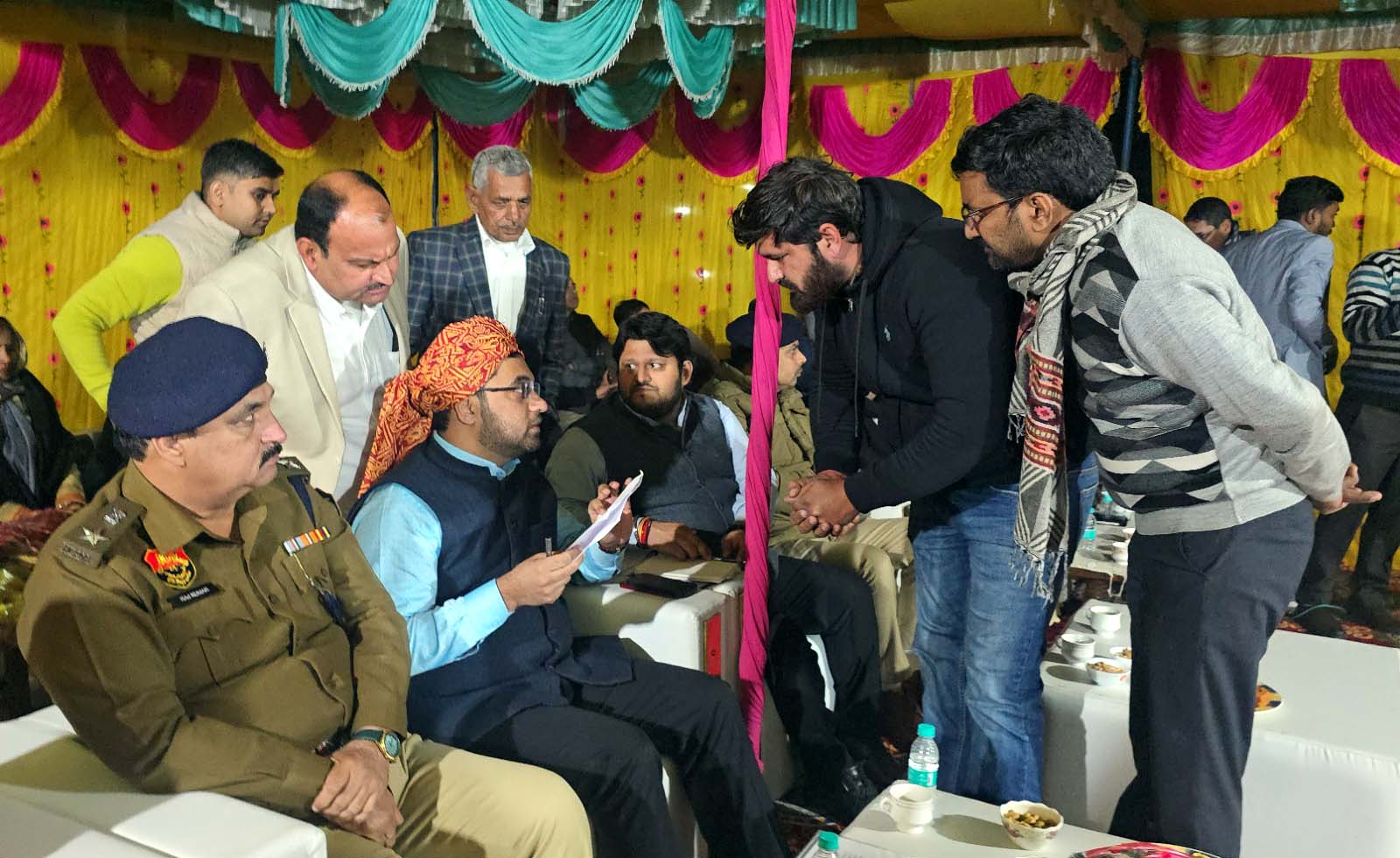 ग्रामीणों की समस्याएं सुनते डीसी आयुष सिन्हा ग्रामीणों की समस्याएं सुनते डीसी आयुष सिन्हा