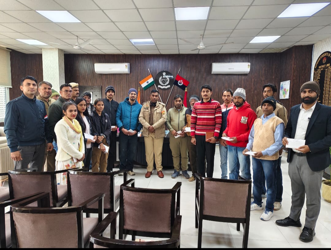 गुम हुए मोबाइलों को उनके मालिकों को वापस करते हुए एसपी कुलदीप सिंह.