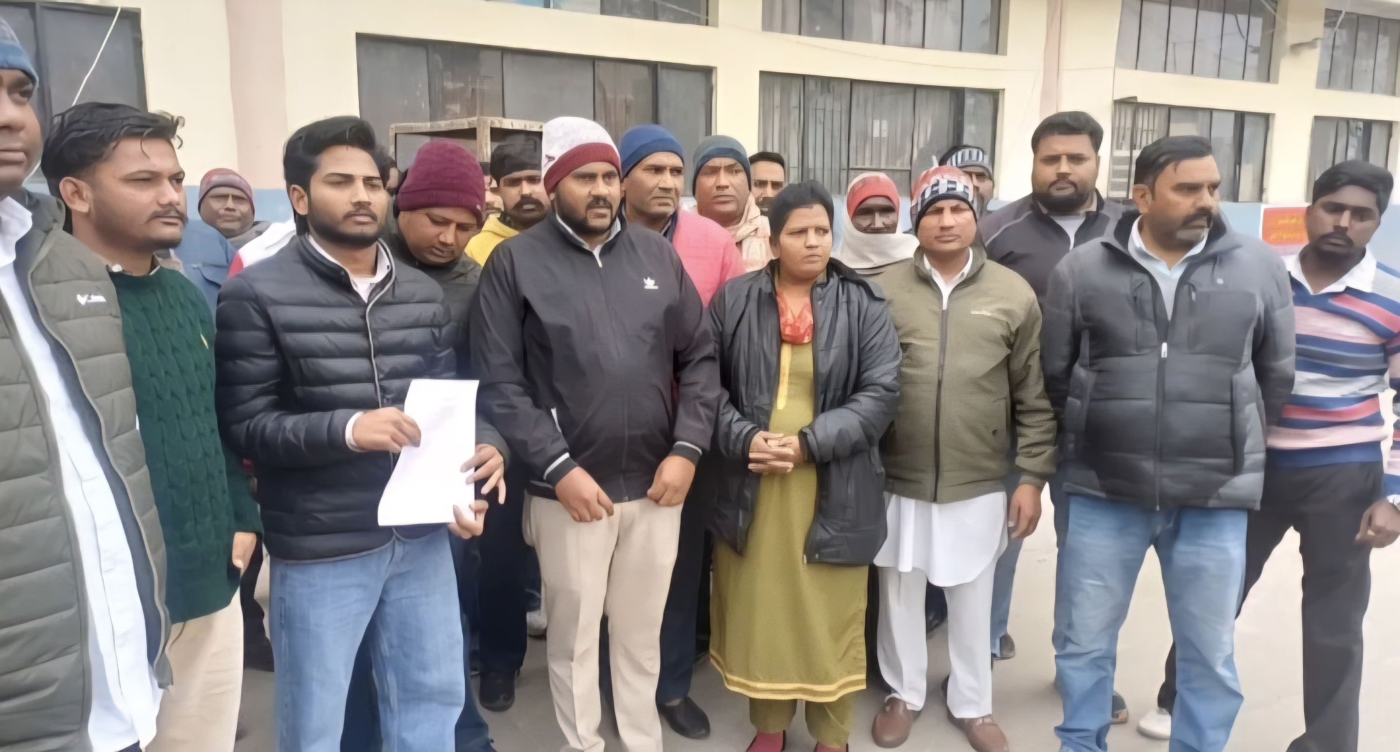 पीड़ित परिवार के लोग Superintendent of Police से मिलने के उपरांत जानकारी देते हुए पीड़ित परिवार के लोग Superintendent of Police से मिलने के उपरांत जानकारी देते हुए