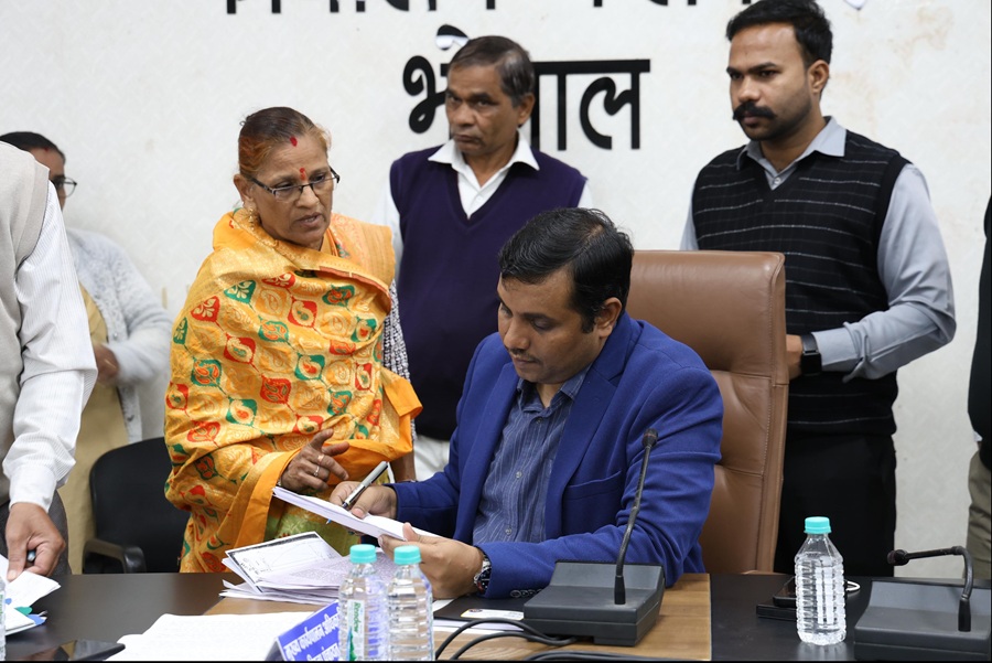 जनसुनवाई में कलेक्टर कौशलेंद्र विक्रम सिंह ने सुनी आवेदकों की समस्याएं जनसुनवाई में कलेक्टर कौशलेंद्र विक्रम सिंह ने सुनी आवेदकों की समस्याएं