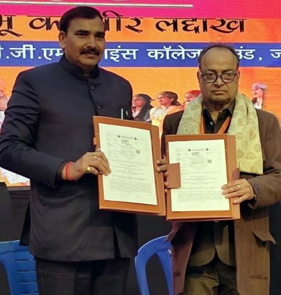 एमओयू का आदान-प्रदान करते कुलपति प्रो. नरसी राम बिश्नोई तथा लीड के निदेशक हरिंद्र गुप्ता.