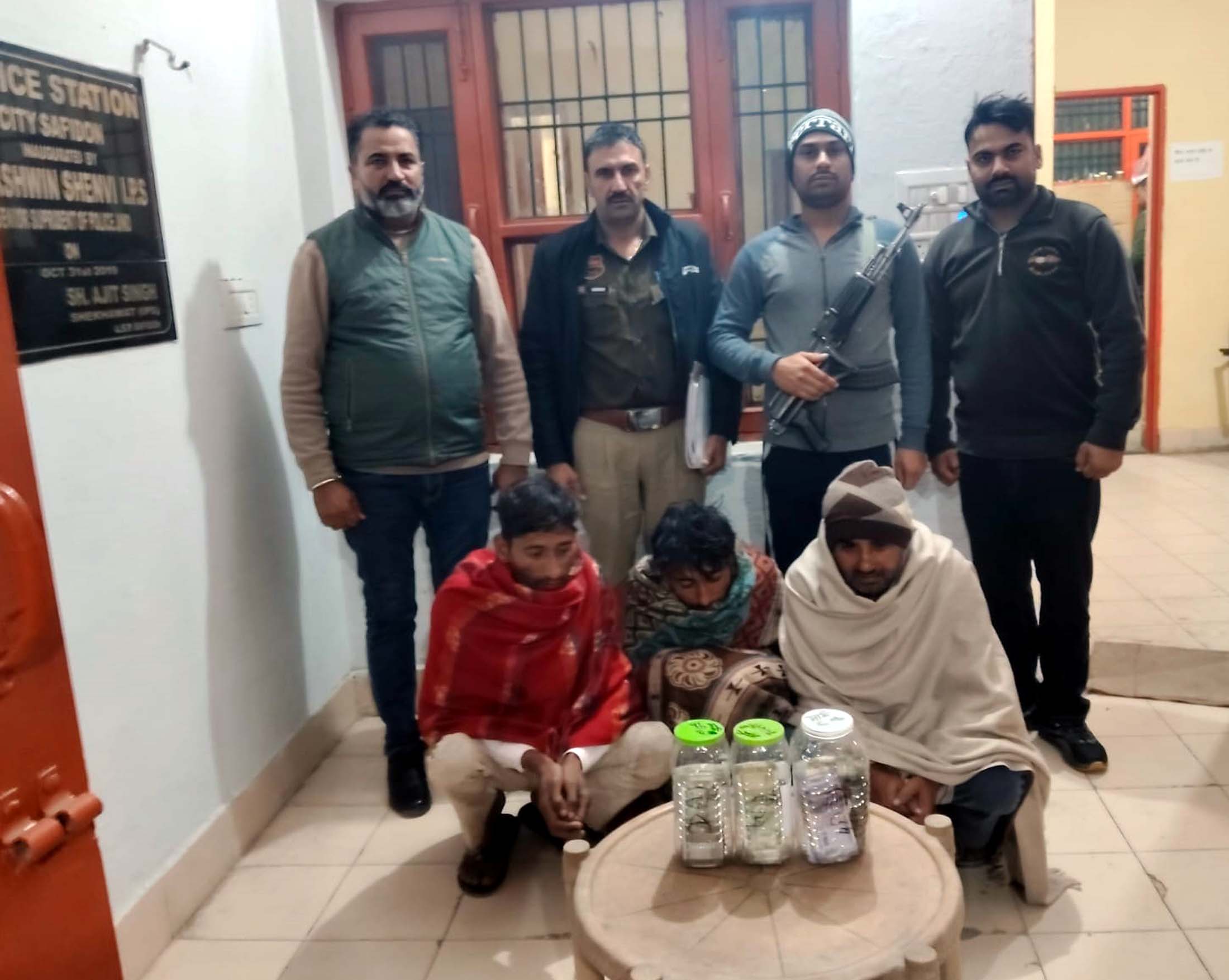 पुलिस गिरफ्त में आरोपित।