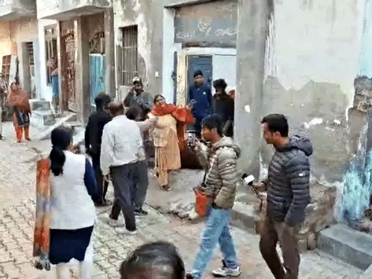 मौके पर उपस्थित पुलिस व क्षेत्रवासी.