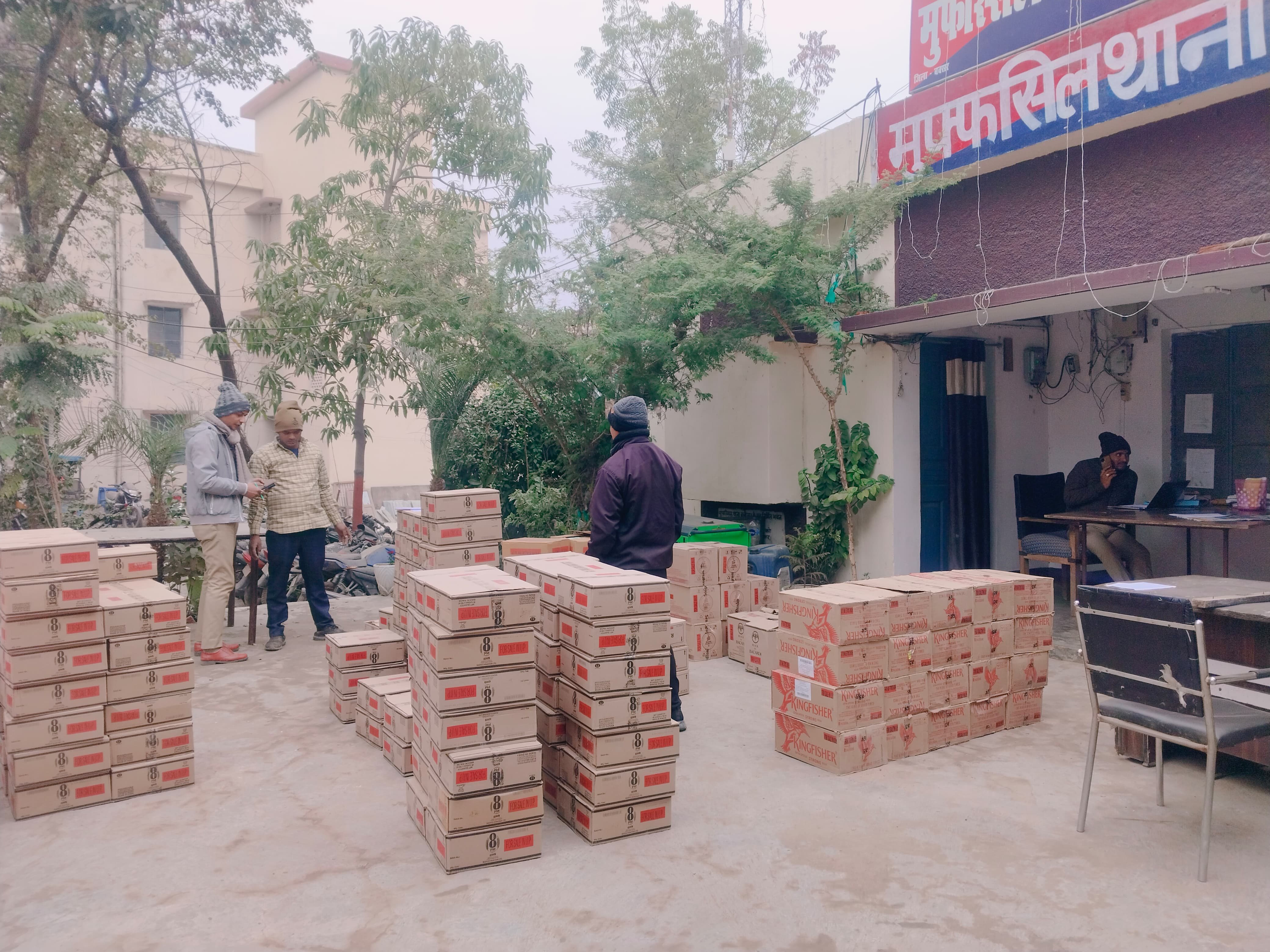 थाना में रखी बरामद शराब