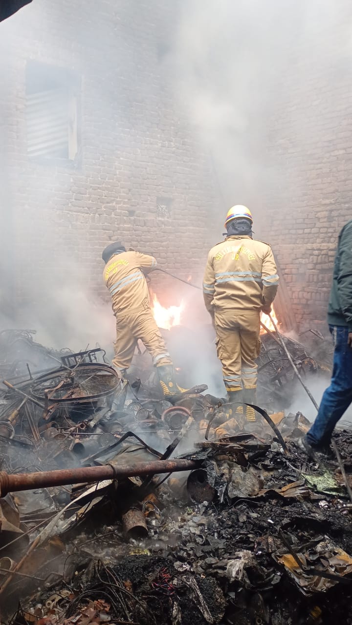 आग बुझाते दमकल विभाग के जवान