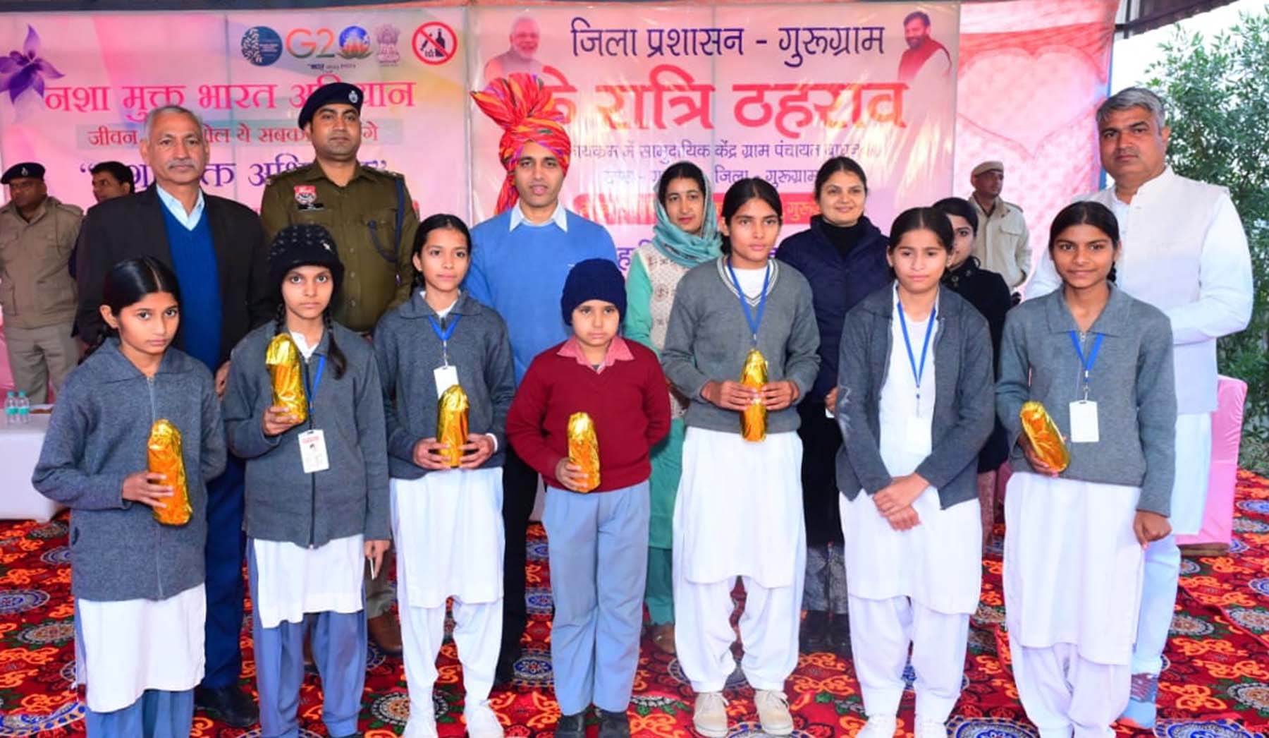 गुरुग्राम के गांव बाघनकी में रात्रि ठहराव कार्यक्रम के दौरान छात्राओं को सम्मानित करते उपायुक्त अजय कुमार. गुरुग्राम के गांव बाघनकी में रात्रि ठहराव कार्यक्रम के दौरान छात्राओं को सम्मानित करते उपायुक्त अजय कुमार.