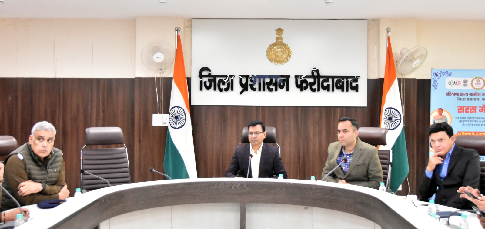 एडीसी सतबीर मान अधिकारियों की बैठक लेते हुए एडीसी सतबीर मान अधिकारियों की बैठक लेते हुए