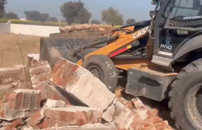 तोड़फोड़ की कार्रवाई में जुटी जेसीबी.