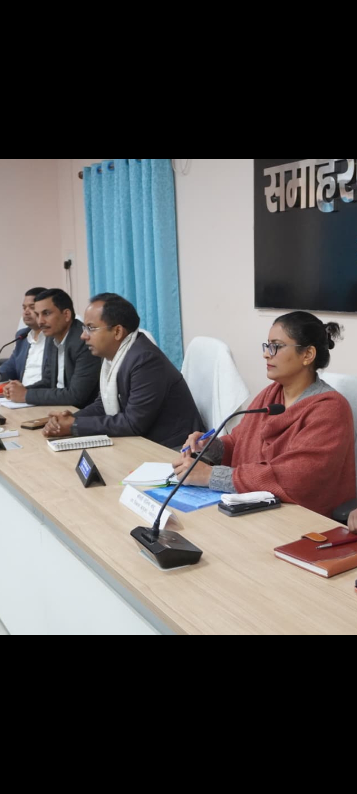 बैठक में अधिकारी बैठक में अधिकारी