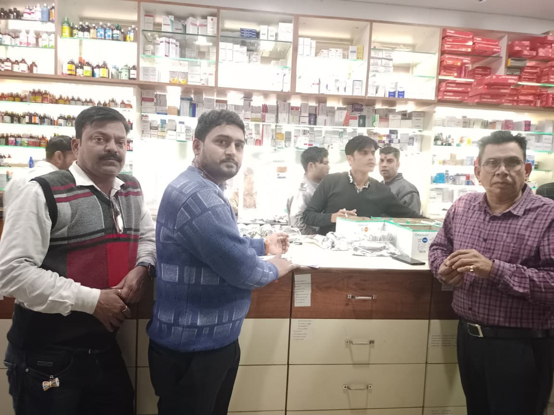 मेडिकल स्टोर की जांच करते अधिकारी
