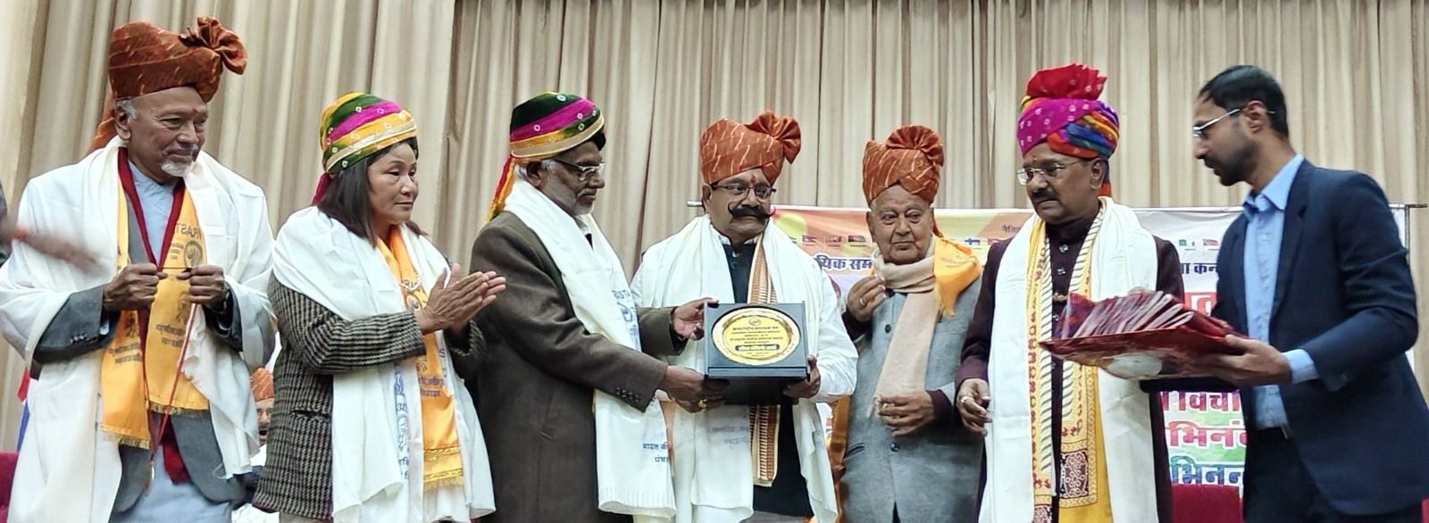 श्रीयादे माटी कला बोर्ड के चेयरमैन एशिया कॉटिंनेंट अवॉर्ड-2025 से सम्मानित श्रीयादे माटी कला बोर्ड के चेयरमैन एशिया कॉटिंनेंट अवॉर्ड-2025 से सम्मानित