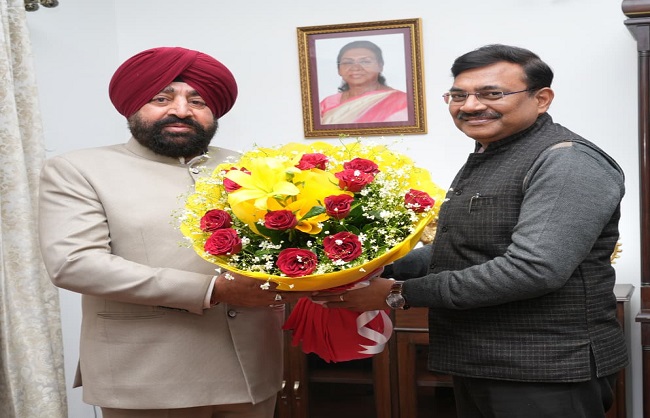 मुख्य सचिव आनन्द बर्द्धन राज्यपाल लेफ्टिनेंट जनरल गुरमीत सिंह (से.नि.) से लोक भवन में शिष्टाचार भेंट करते.