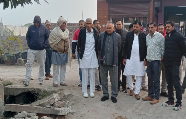 सोनीपत: नाले के निर्माण में अनियमितताओं के चलते तोड़ने का आदेश देते हुए मेयर सोनीपत: नाले के निर्माण में अनियमितताओं के चलते तोड़ने का आदेश देते हुए मेयर
