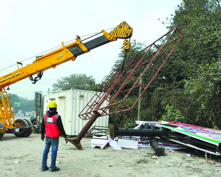 अतिक्रमण हटाते हुए अतिक्रमण हटाते हुए