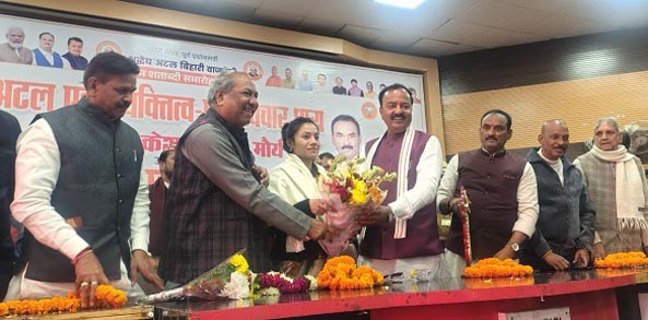 सम्मानित करते डिप्टी सीएम सम्मानित करते डिप्टी सीएम