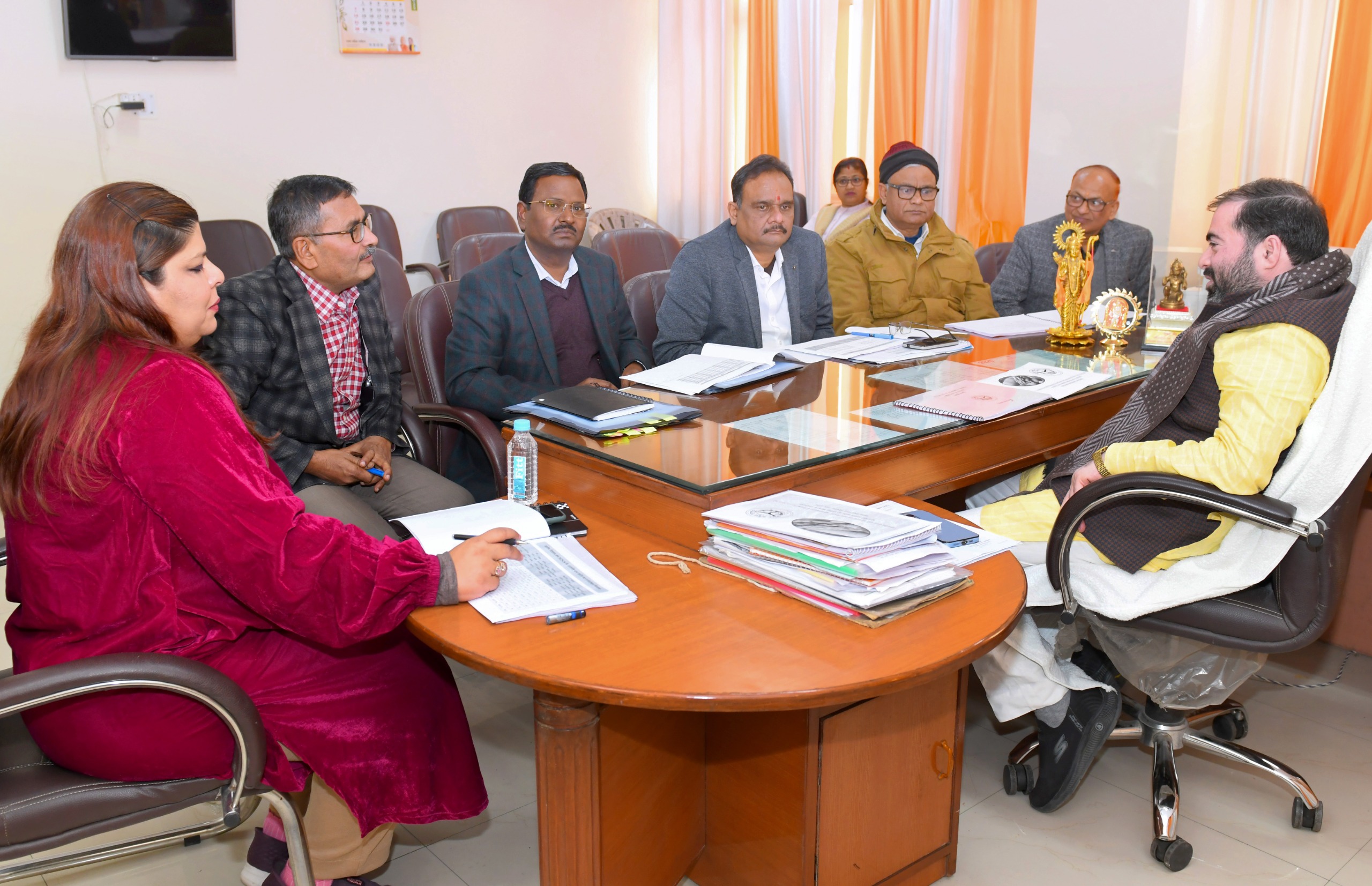 उत्तर प्रदेश के सतीश चन्द्र शर्मा, राज्यमंत्री, खाद्य तथा रसद एवं नागरिक आपूर्ति विभाग की बैठक करते हुए;