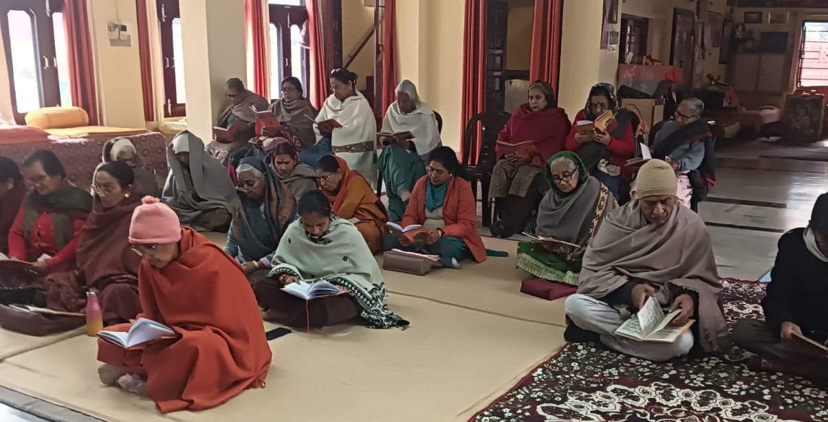 वेदांत कुटीर में चार दिवसीय पुण्यतिथि कार्यक्रम दौरान पाठ करते हुए श्रद्धालु। वेदांत कुटीर में चार दिवसीय पुण्यतिथि कार्यक्रम दौरान पाठ करते हुए श्रद्धालु।