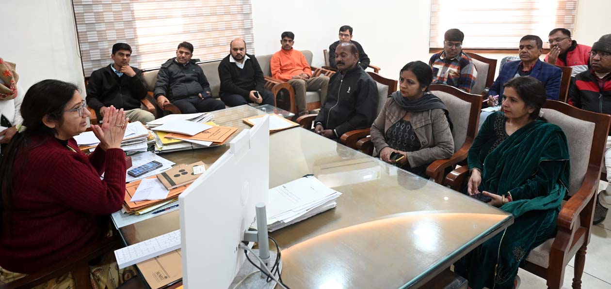 बैठक को संबोधित करते अतिरिक्त निगम आयुक्त शालिनी चेतल.