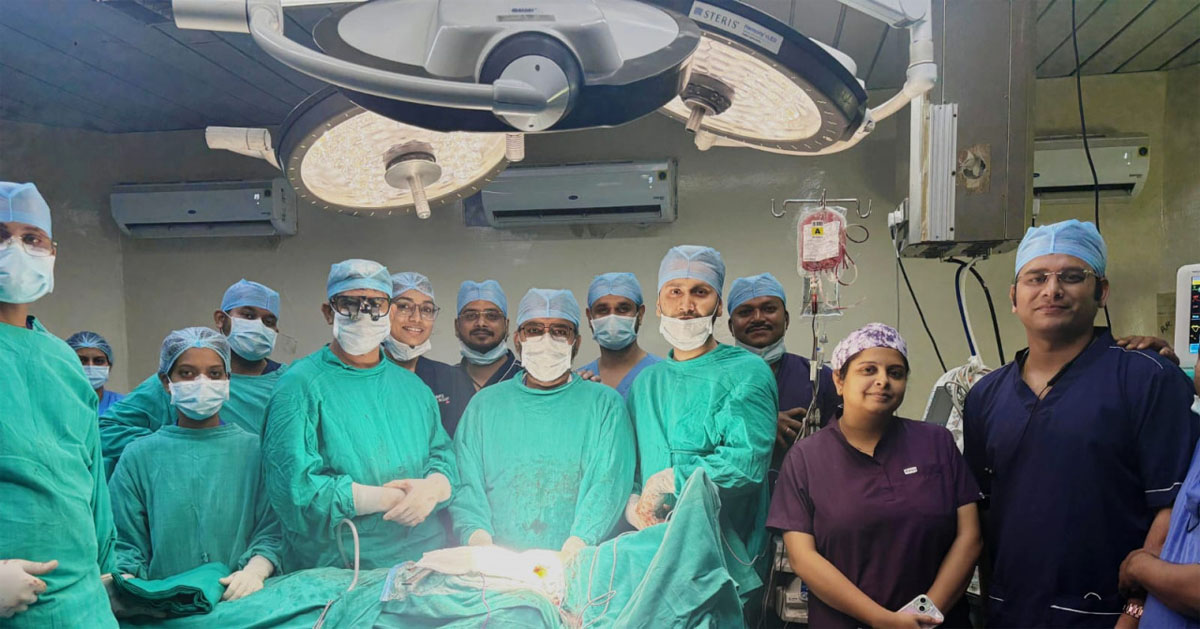 युवक के ट्यूमर का उपचार करते अंबेडकर के डाॅक्टराें की टीम