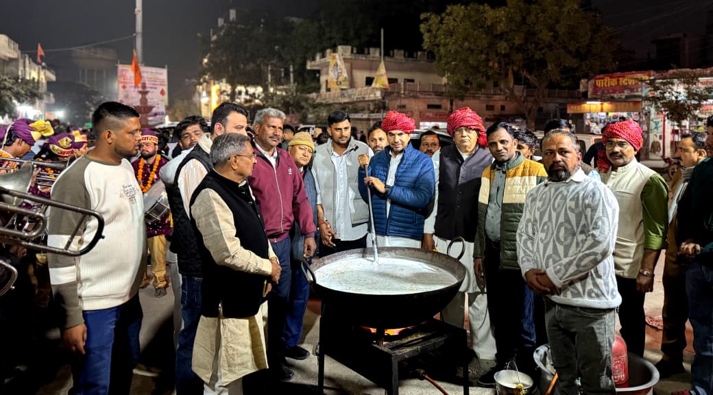 दूध पिलाकर दी नववर्ष की शुभकामनांए दूध पिलाकर दी नववर्ष की शुभकामनांए