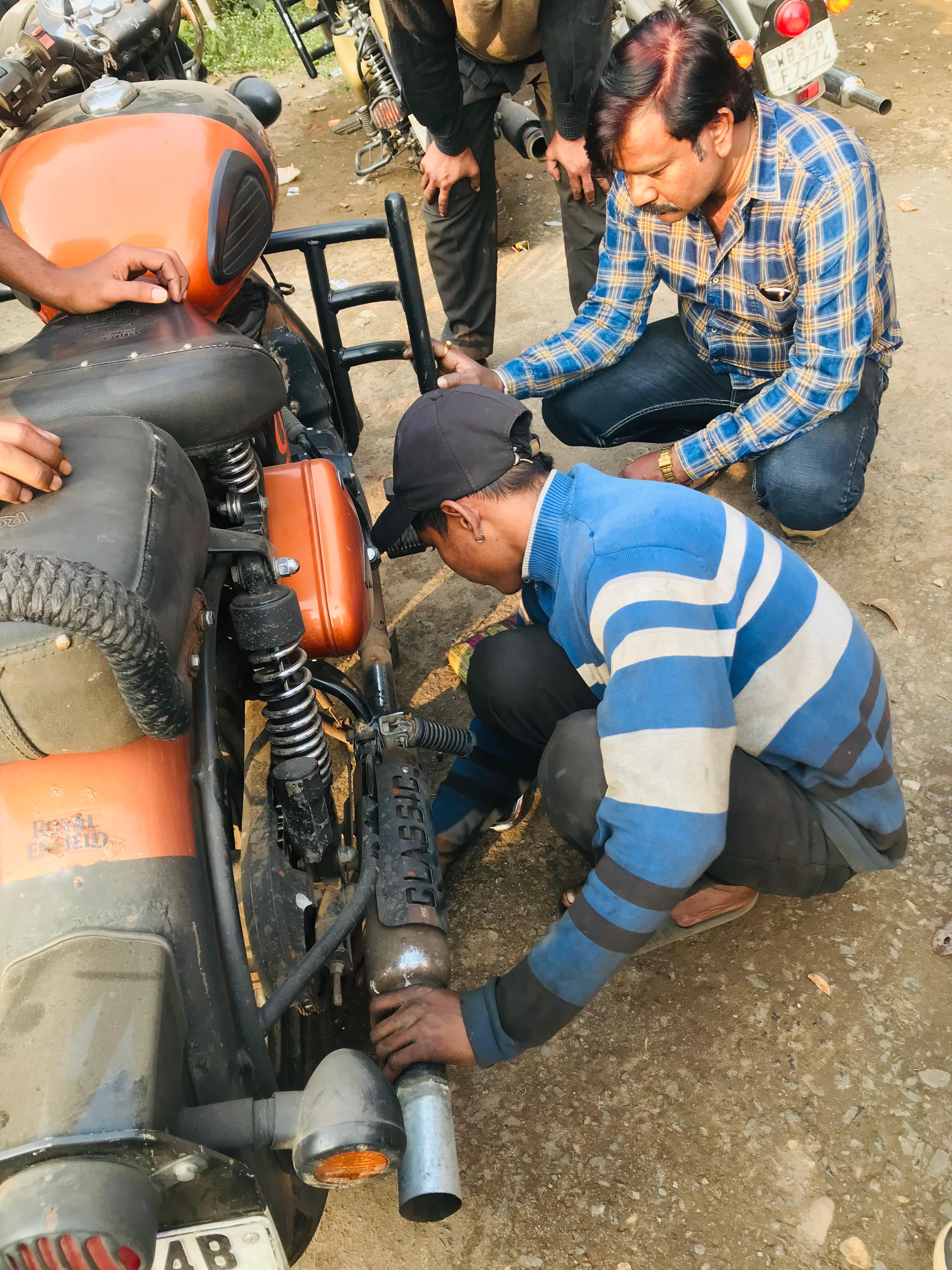 टाउन थाना में खोलते हुए साइलेंसर