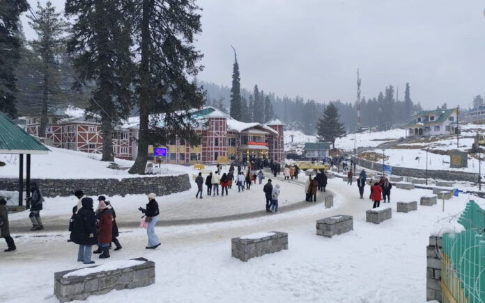 कश्मीर घाटी के कई इलाकों में हुआ ताजा हिमपात