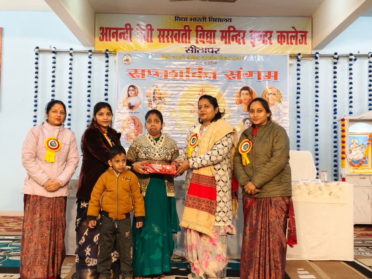 मंच पर सम्मानित करते हुए