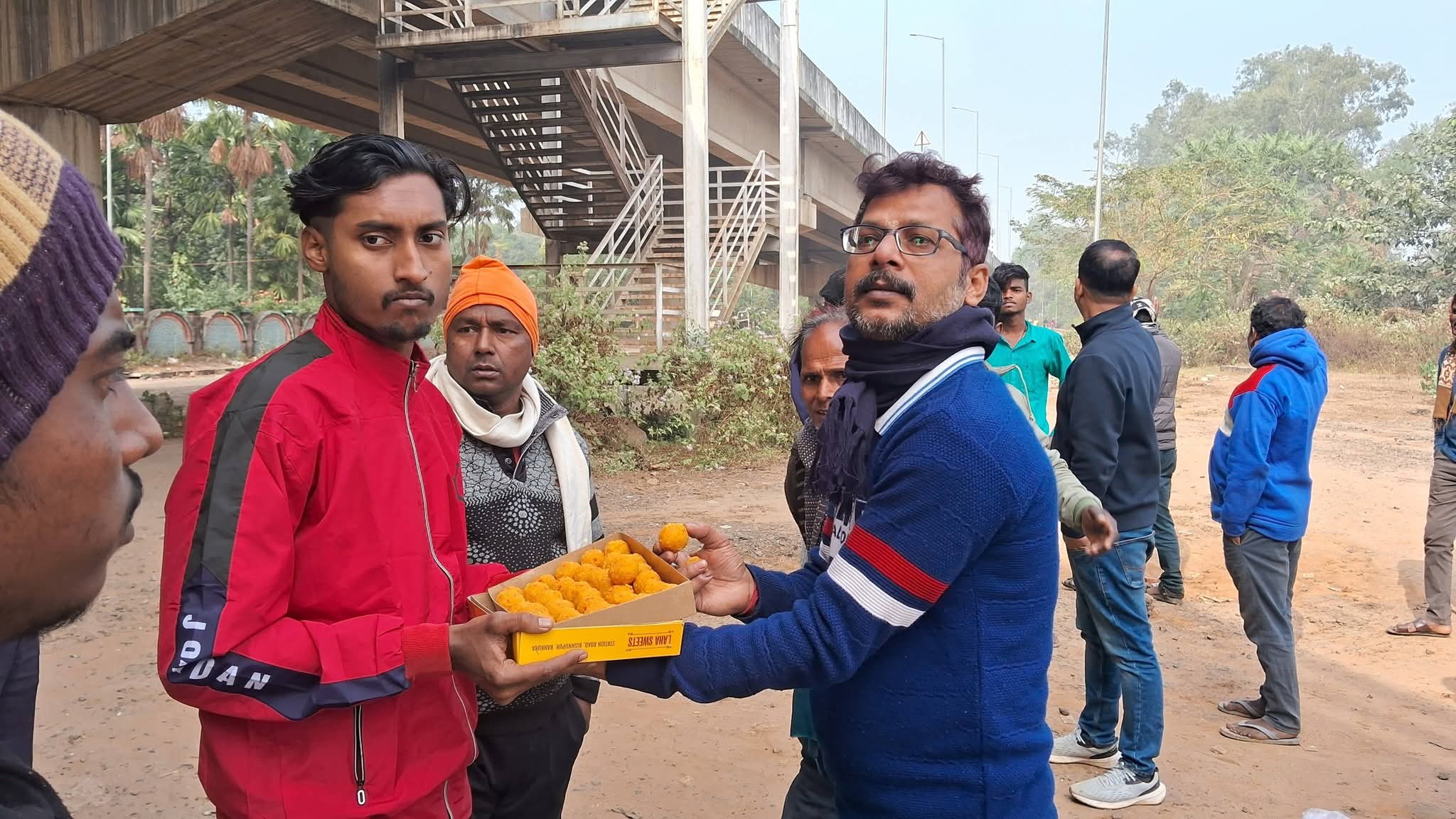 विष्णुपुर सबवे निर्माण के खुशी में मुख मीठा करवाते विधायक