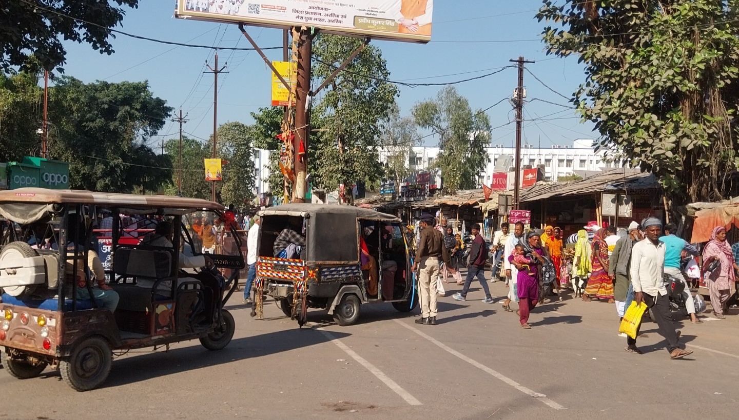 अररिया फोटो:जाम छुड़ाते पुलिस बल