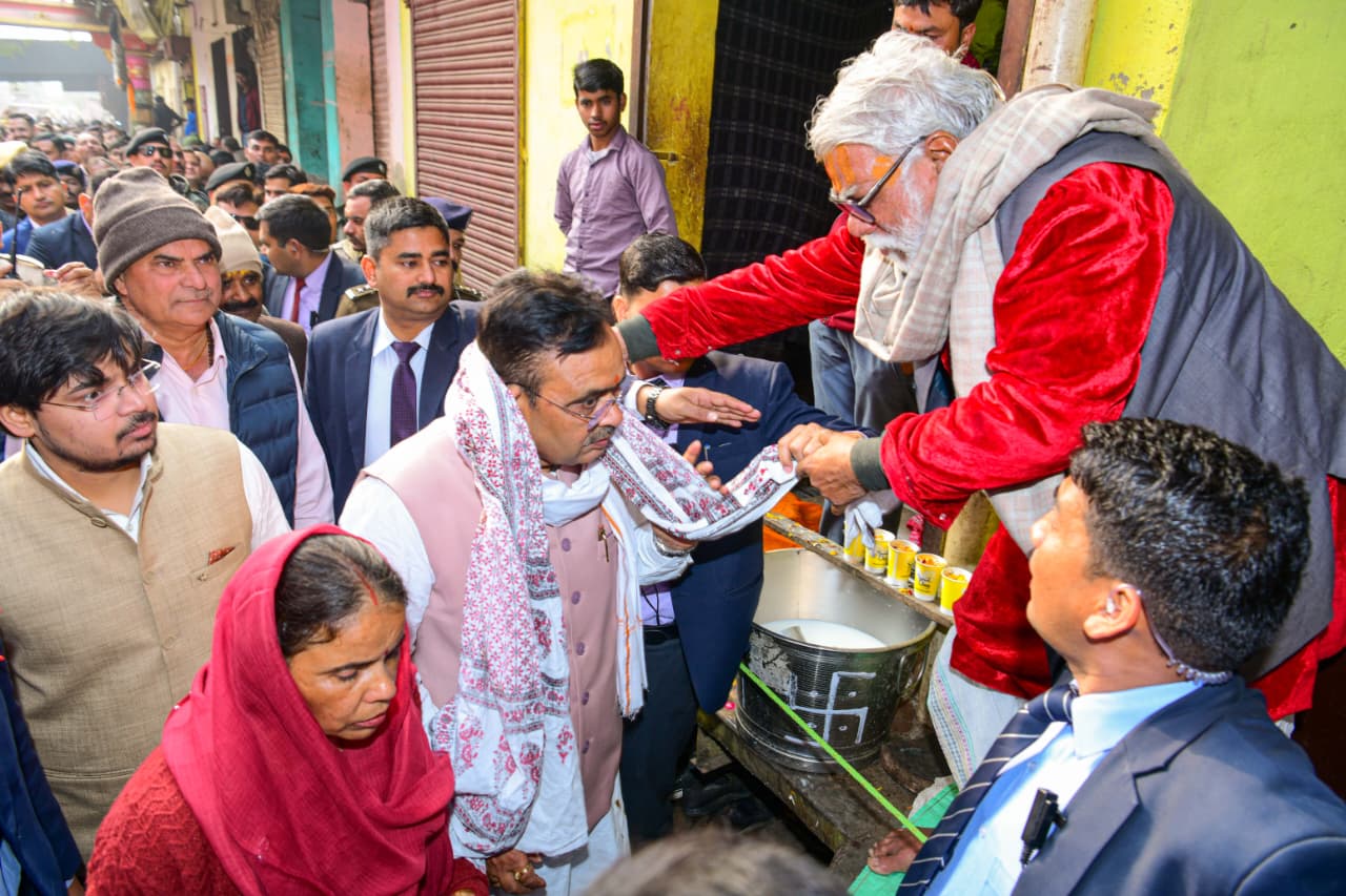 पूंछरी का लौठा में मुख्यमंत्री भजनलाल शर्मा का दंडवत प्रणाम कर  श्रीनाथ जी की विशेष पूजा