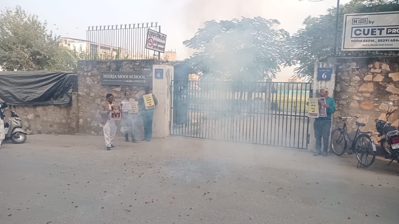 नीरजा मोदी स्कूल की सीबीएसई मान्यता रद्द होने पर संयुक्त अभिभावक संघ ने पटाखे फोड़ मनाया जश्न