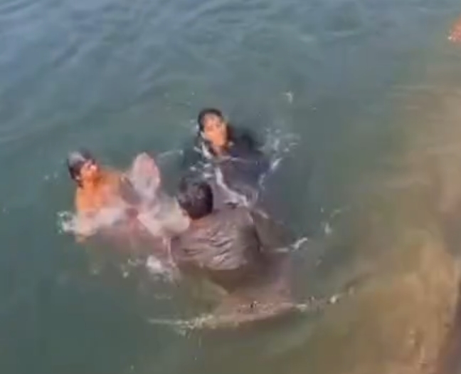 नहर में पानी से बाहर निकालती महिला कांस्टेबल