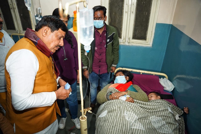 मुख्यमंत्री ने इंदौर पहुंचकर पीड़ियों से की मुलाकात