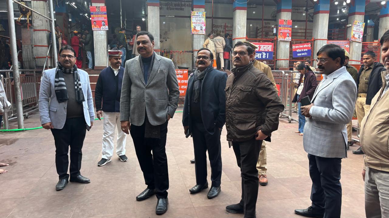 विंध्यवासिनी मंदिर व गंगा घाटों का निरीक्षण करते डीएम पवन कुमार गंगवार व अन्य।