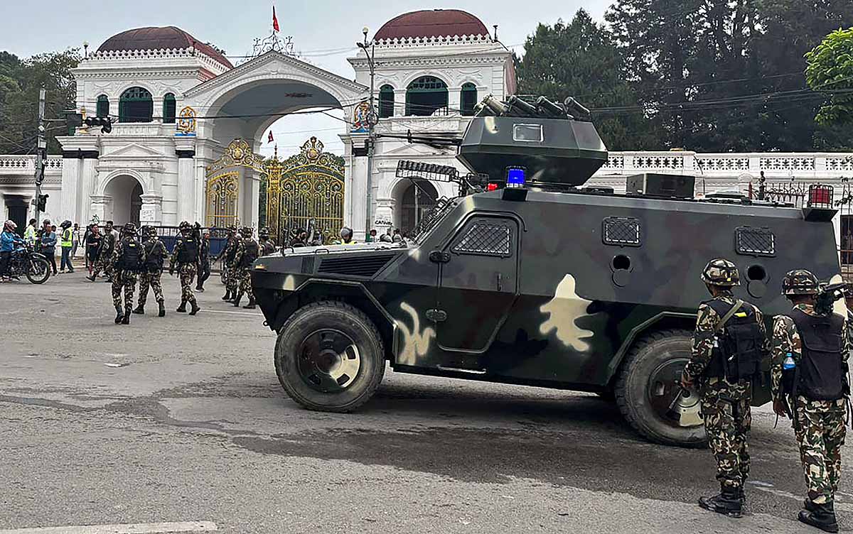नेपाल में सेना ने गुरुवार से समूचे देश में कर्फ्यू लगाने का ऐलान किया नेपाल में सेना ने गुरुवार से समूचे देश में कर्फ्यू लगाने का ऐलान किया