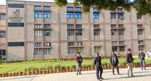 दिल्ली के 4 स्कूलों को बम से उड़ाने की धमकी, परिसर खाली करवा कर पुलिस ने चलाया तलाशी अभियान
