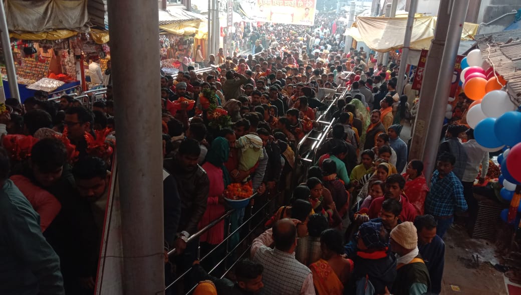 विंध्यधाम में दर्शनार्थियों की भीड़। विंध्यधाम में दर्शनार्थियों की भीड़।