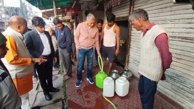 इंदौरः अपर मुख्य सचिव दुबे ने किया भागीरथपुरा क्षेत्र का निरीक्षण, पानी की टंकी से हुआ पानी सप्लाई इंदौरः अपर मुख्य सचिव दुबे ने किया भागीरथपुरा क्षेत्र का निरीक्षण, पानी की टंकी से हुआ पानी सप्लाई
