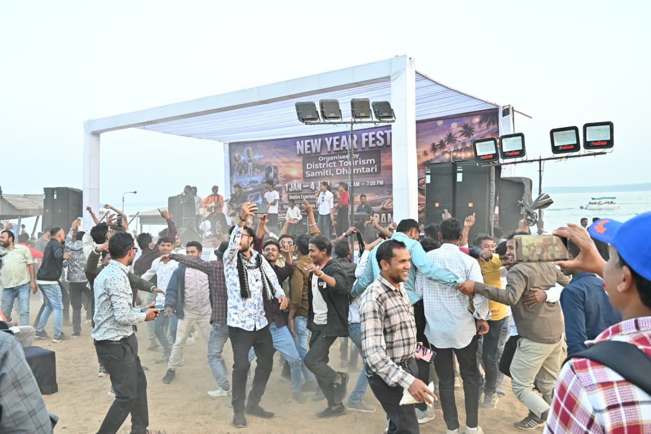 गंगरेल बांध में नृत्य करते हुए युवा। गंगरेल बांध में नृत्य करते हुए युवा।