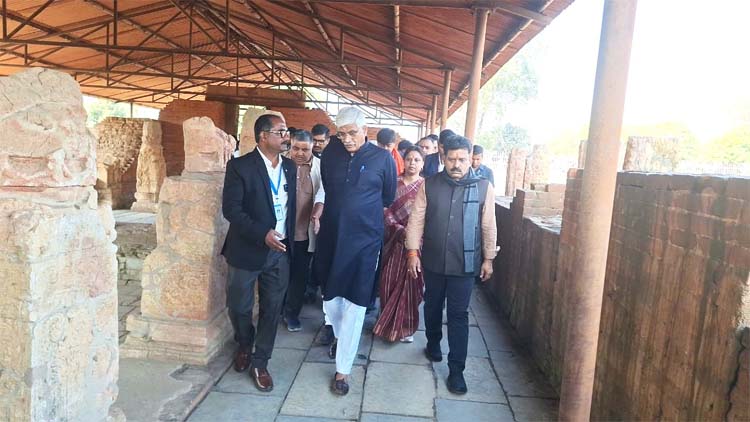 मंत्री गजेन्द्र सिंह शेखावत ऐतिहासिक एवं पुरातात्विक स्थल सिरपुर का निरीक्षण करते हुए