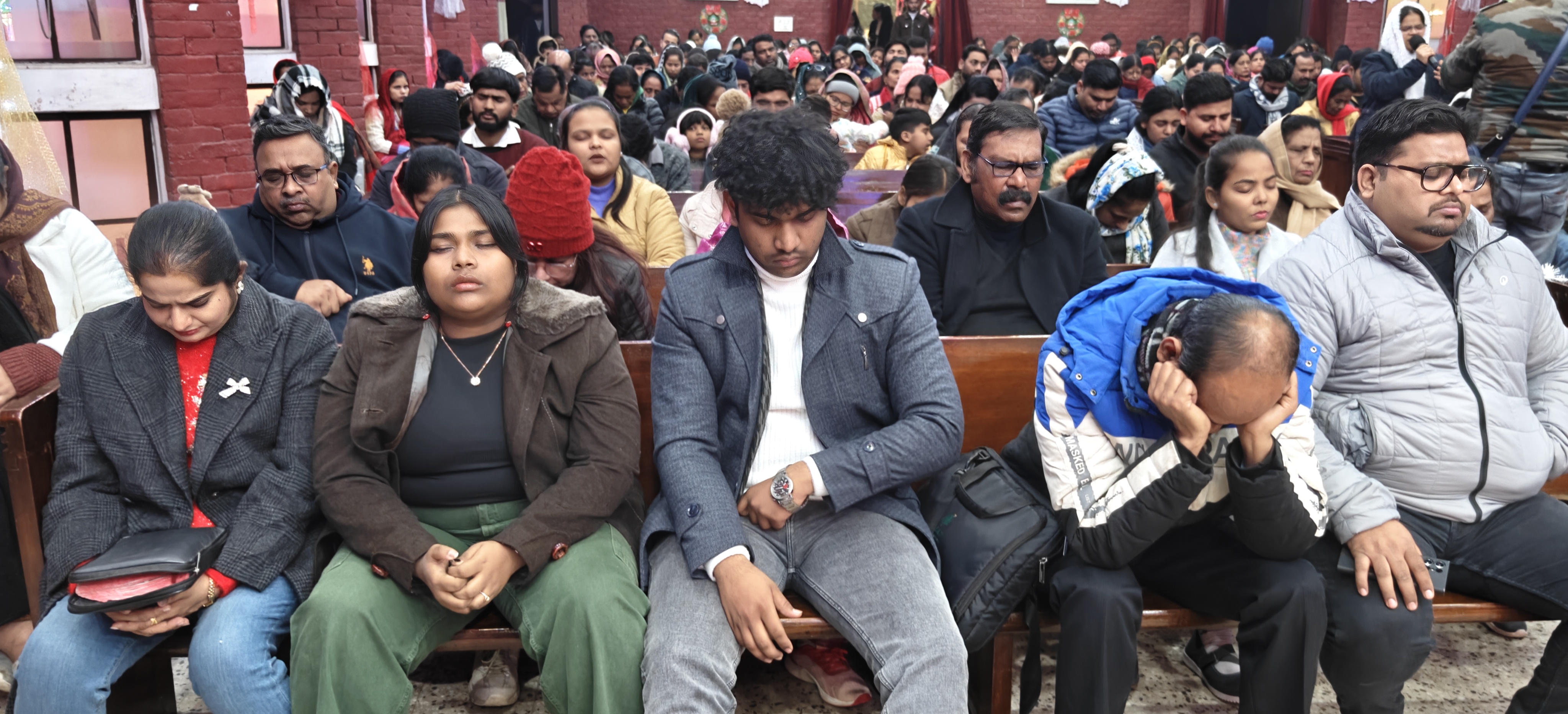 पीलीकोठी स्थित फिलिप मेमोरियल मैथोडिस्ट चर्च में प्रार्थना के दौरान उपस्थित मसीही समाज के लोग।